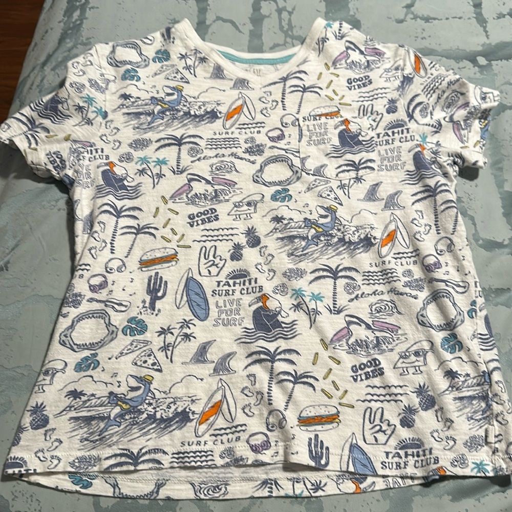💰BOGO, 1 EQUAL OR LESSER PRICE💰 Gap Kids Vacation Themed V Neck